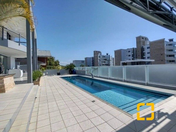 Casa com 585m², 8 quartos (sendo 3 suítes), 6 garagens, no bairro João Paulo em Florianópolis