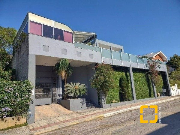 Casa com 585m², 8 quartos (sendo 3 suítes), 6 garagens, no bairro João Paulo em Florianópolis