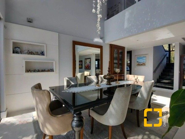 Casa com 585m², 8 quartos (sendo 3 suítes), 6 garagens, no bairro João Paulo em Florianópolis