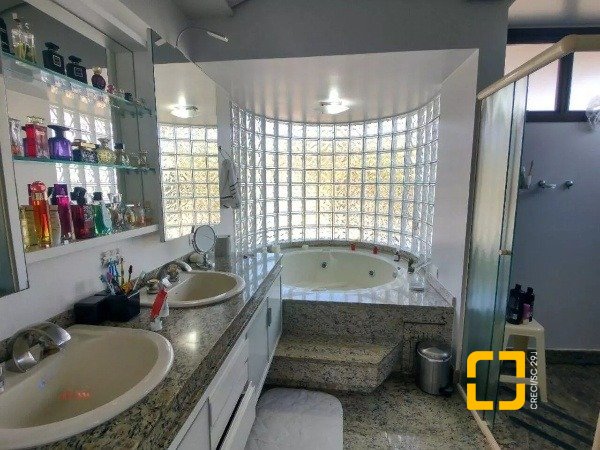 Casa com 585m², 8 quartos (sendo 3 suítes), 6 garagens, no bairro João Paulo em Florianópolis
