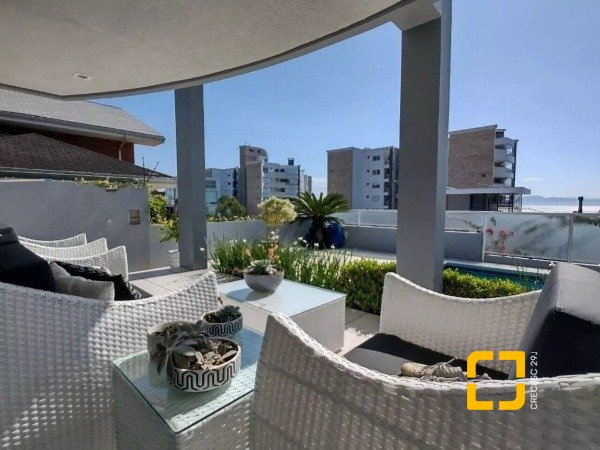 Casa com 585m², 8 quartos (sendo 3 suítes), 6 garagens, no bairro João Paulo em Florianópolis
