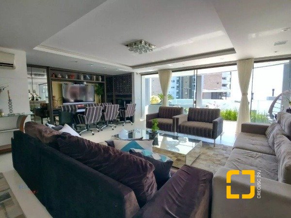 Casa com 585m², 8 quartos (sendo 3 suítes), 6 garagens, no bairro João Paulo em Florianópolis