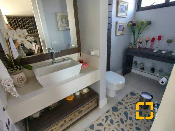 Casa com 585m², 8 quartos (sendo 3 suítes), 6 garagens, no bairro João Paulo em Florianópolis
