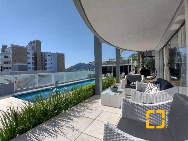 Casa com 585m², 8 quartos (sendo 3 suítes), 6 garagens, no bairro João Paulo em Florianópolis