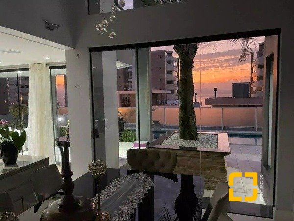 Casa com 585m², 8 quartos (sendo 3 suítes), 6 garagens, no bairro João Paulo em Florianópolis