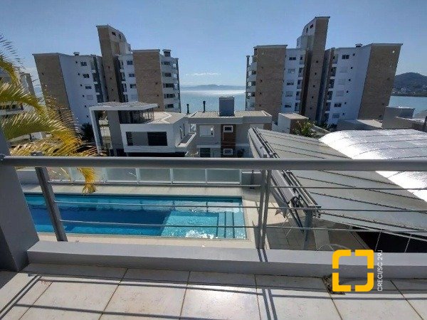 Casa com 585m², 8 quartos (sendo 3 suítes), 6 garagens, no bairro João Paulo em Florianópolis