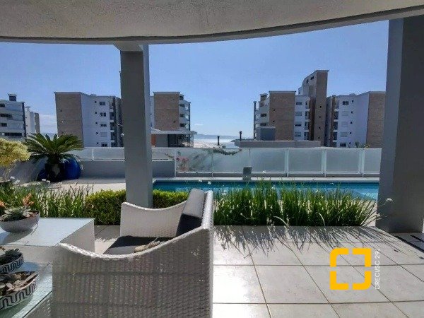 Casa com 585m², 8 quartos (sendo 3 suítes), 6 garagens, no bairro João Paulo em Florianópolis