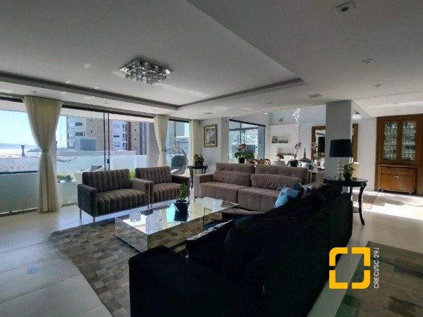 Casa com 585m², 5 quartos (sendo 3 suítes), 6 garagens, no bairro João Paulo em Florianópolis