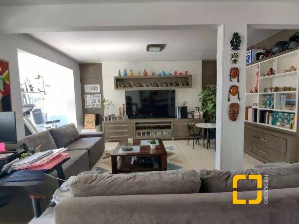 Casa com 585m², 5 quartos (sendo 3 suítes), 6 garagens, no bairro João Paulo em Florianópolis