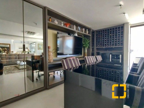 Casa com 585m², 5 quartos (sendo 3 suítes), 6 garagens, no bairro João Paulo em Florianópolis