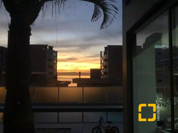 Casa com 585m², 5 quartos (sendo 3 suítes), 6 garagens, no bairro João Paulo em Florianópolis