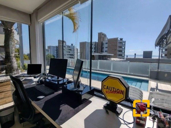 Casa com 585m², 5 quartos (sendo 3 suítes), 6 garagens, no bairro João Paulo em Florianópolis