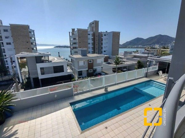 Casa com 585m², 5 quartos (sendo 3 suítes), 6 garagens, no bairro João Paulo em Florianópolis