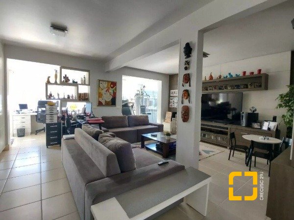 Casa com 585m², 5 quartos (sendo 3 suítes), 6 garagens, no bairro João Paulo em Florianópolis