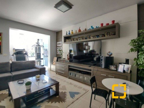 Casa com 585m², 5 quartos (sendo 3 suítes), 6 garagens, no bairro João Paulo em Florianópolis