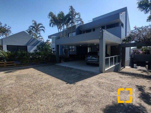 Casa com 585m², 5 quartos (sendo 3 suítes), 6 garagens, no bairro João Paulo em Florianópolis