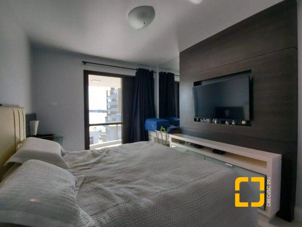 Casa com 585m², 5 quartos (sendo 3 suítes), 6 garagens, no bairro João Paulo em Florianópolis