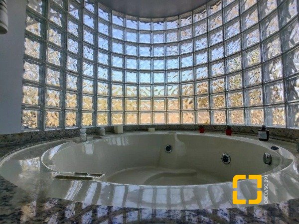 Casa com 585m², 5 quartos (sendo 3 suítes), 6 garagens, no bairro João Paulo em Florianópolis