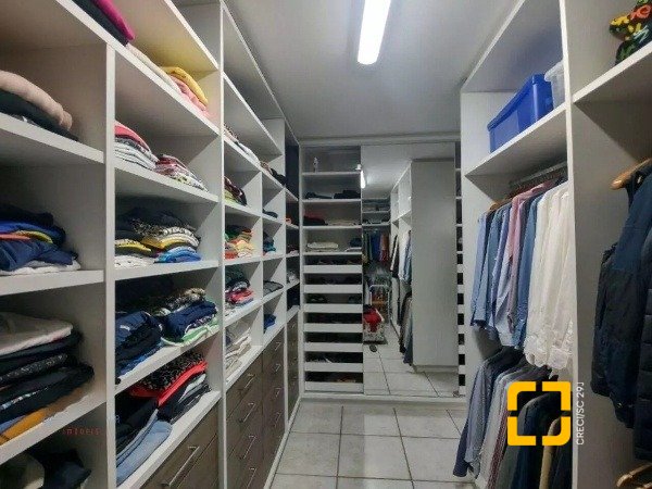 Casa com 585m², 5 quartos (sendo 3 suítes), 6 garagens, no bairro João Paulo em Florianópolis