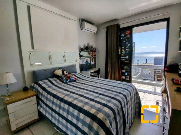 Casa com 585m², 5 quartos (sendo 3 suítes), 6 garagens, no bairro João Paulo em Florianópolis