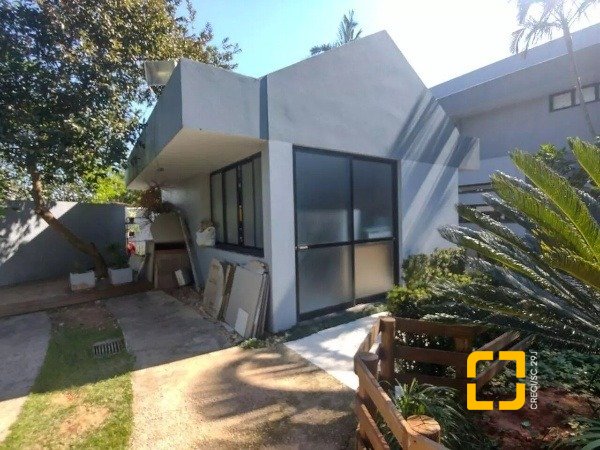 Casa com 585m², 5 quartos (sendo 3 suítes), 6 garagens, no bairro João Paulo em Florianópolis