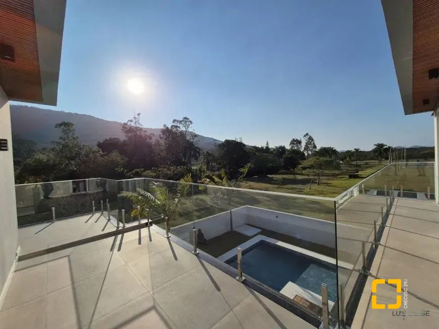 Casa de Condomínio com 411m², 5 quartos (sendo 4 suítes), 2 garagens, no bairro Ratones em Florianópolis
