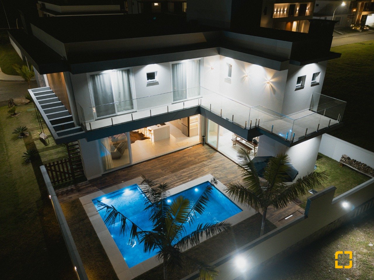 Casa de Condomínio com 411m², 5 quartos (sendo 4 suítes), 2 garagens, no bairro Ratones em Florianópolis