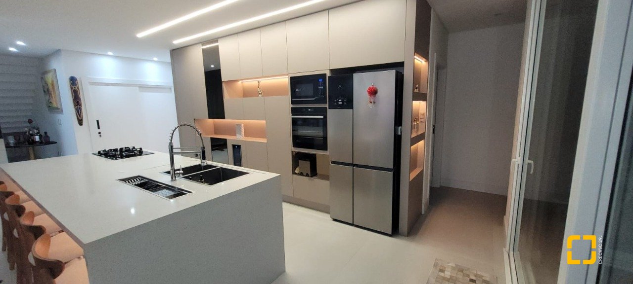 Casa de Condomínio com 411m², 5 quartos (sendo 4 suítes), 2 garagens, no bairro Ratones em Florianópolis