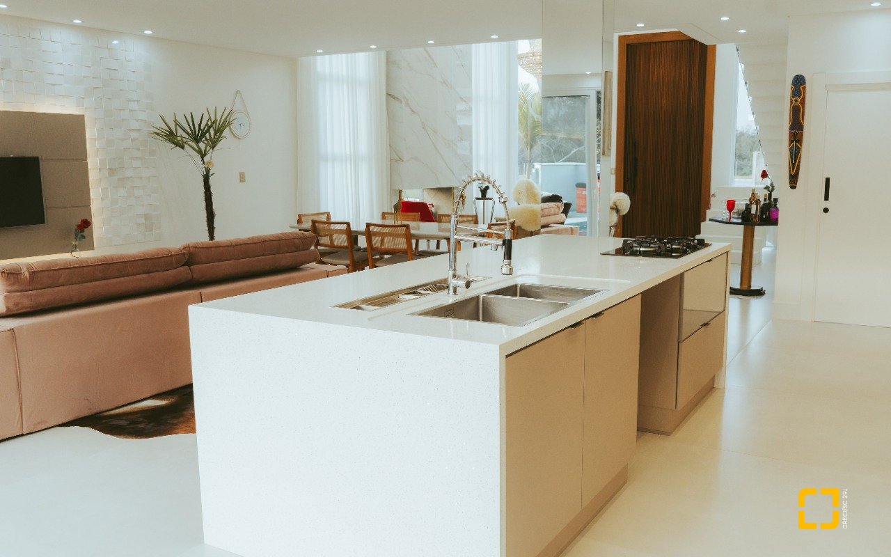 Casa de Condomínio com 411m², 5 quartos (sendo 4 suítes), 2 garagens, no bairro Ratones em Florianópolis
