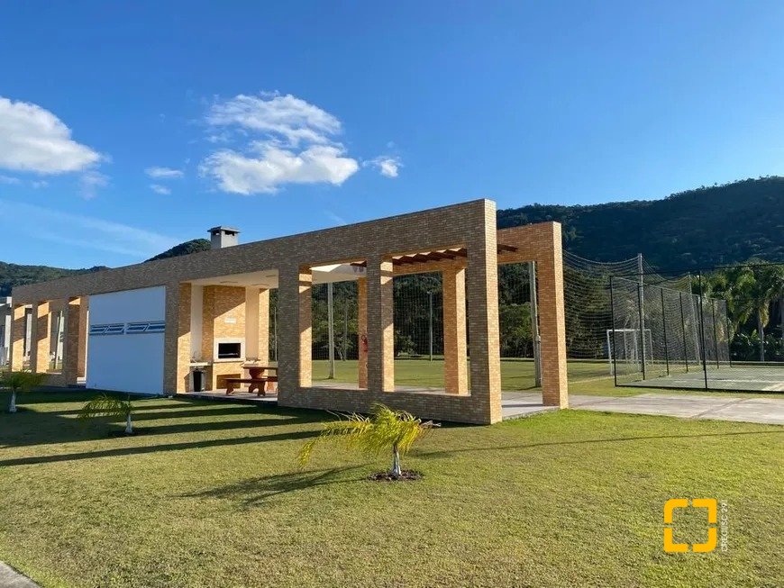 Casa de Condomínio com 411m², 5 quartos (sendo 4 suítes), 2 garagens, no bairro Ratones em Florianópolis