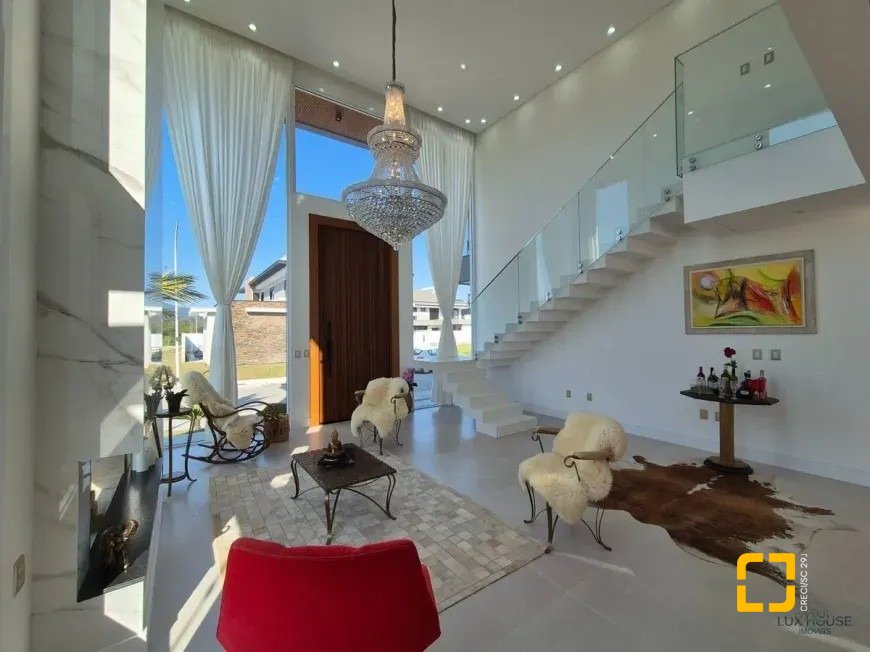 Casa de Condomínio com 411m², 5 quartos (sendo 4 suítes), 2 garagens, no bairro Ratones em Florianópolis