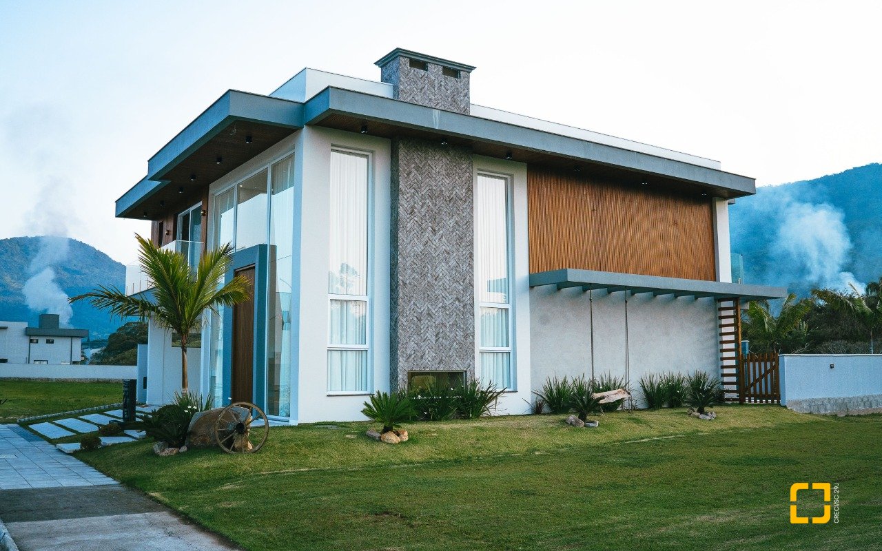 Casa de Condomínio com 411m², 5 quartos (sendo 4 suítes), 2 garagens, no bairro Ratones em Florianópolis