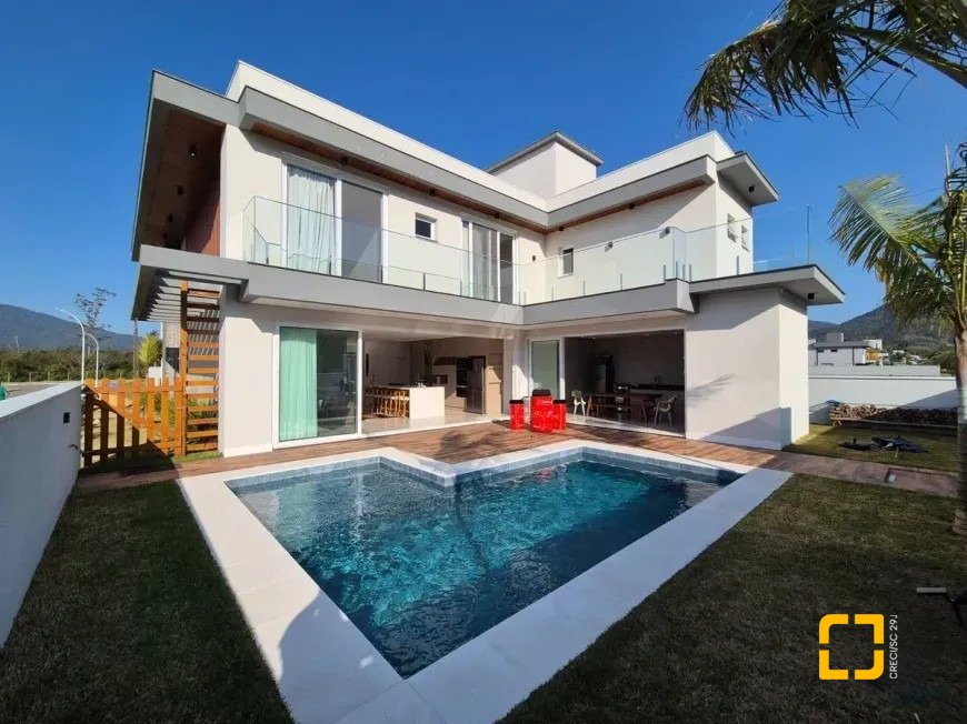 Casa de Condomínio com 411m², 5 quartos (sendo 4 suítes), 2 garagens, no bairro Ratones em Florianópolis