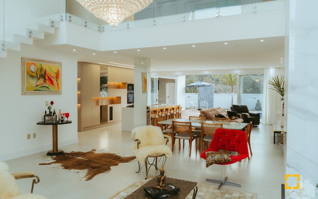 Casa de Condomínio com 411m², 5 quartos (sendo 4 suítes), 2 garagens, no bairro Ratones em Florianópolis