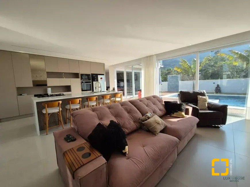 Casa de Condomínio com 411m², 5 quartos (sendo 4 suítes), 2 garagens, no bairro Ratones em Florianópolis