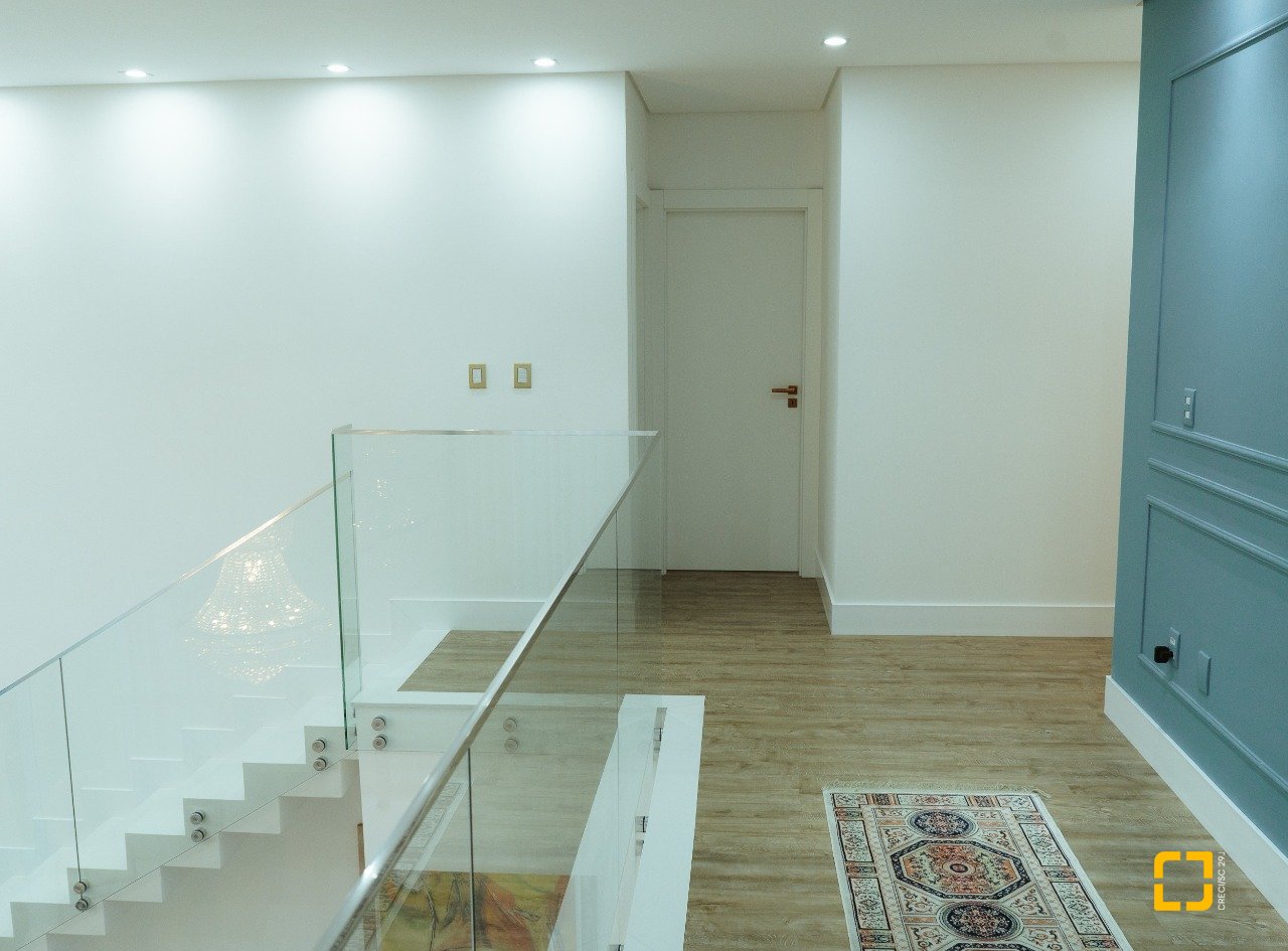 Casa de Condomínio com 411m², 5 quartos (sendo 4 suítes), 2 garagens, no bairro Ratones em Florianópolis
