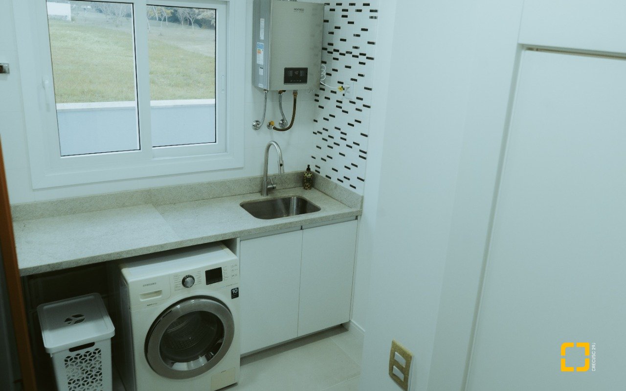 Casa de Condomínio com 411m², 5 quartos (sendo 4 suítes), 2 garagens, no bairro Ratones em Florianópolis