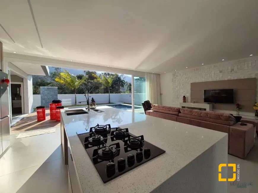Casa de Condomínio com 411m², 5 quartos (sendo 4 suítes), 2 garagens, no bairro Ratones em Florianópolis