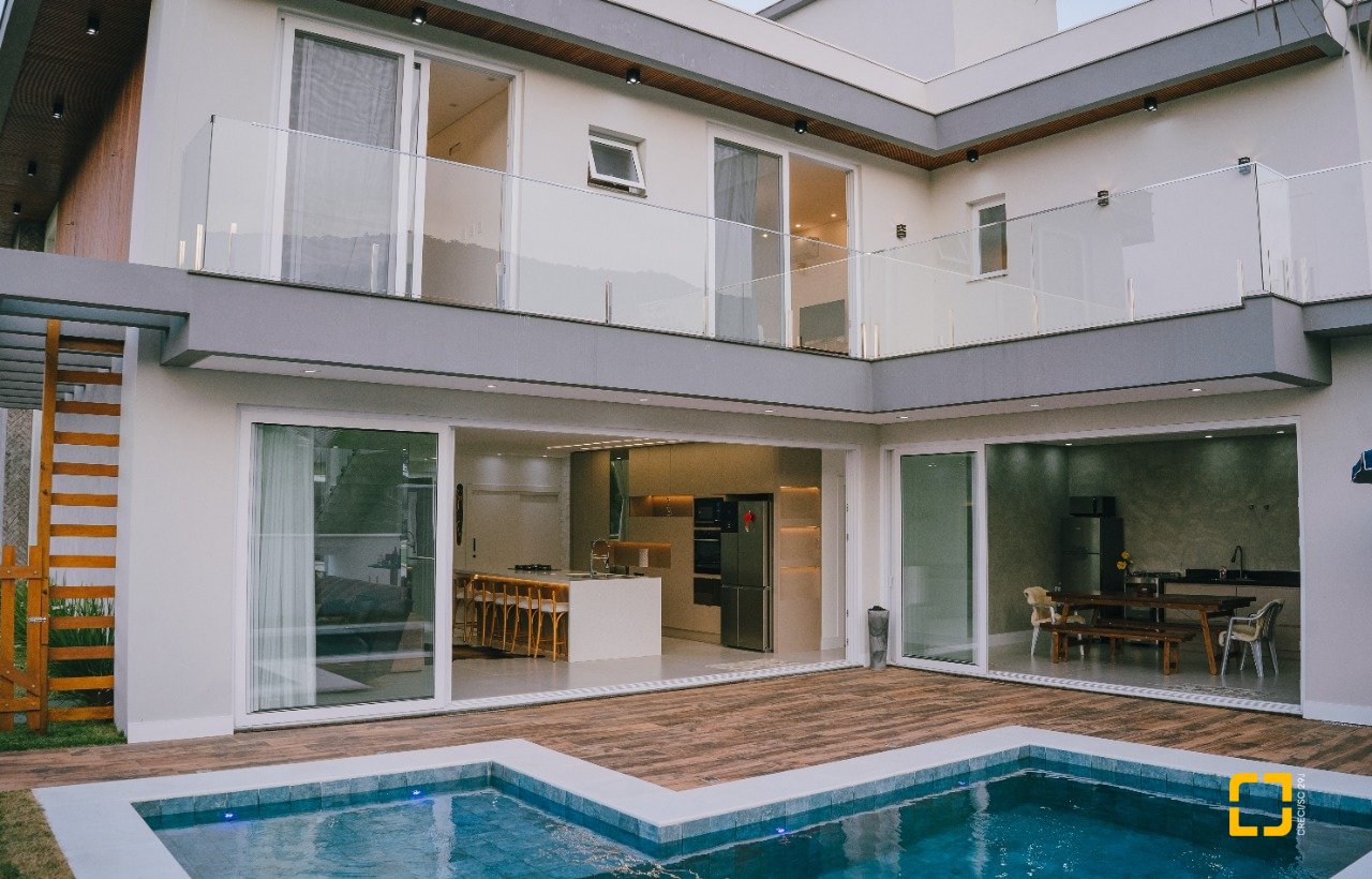 Casa de Condomínio com 411m², 5 quartos (sendo 4 suítes), 2 garagens, no bairro Ratones em Florianópolis