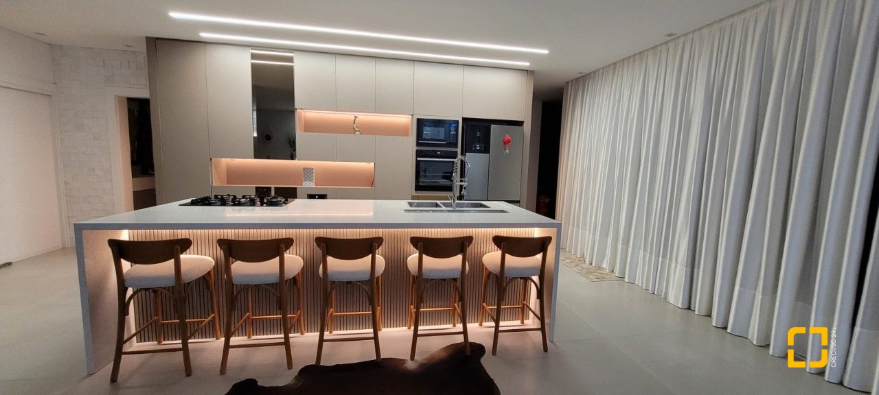 Casa de Condomínio com 411m², 5 quartos (sendo 4 suítes), 2 garagens, no bairro Ratones em Florianópolis