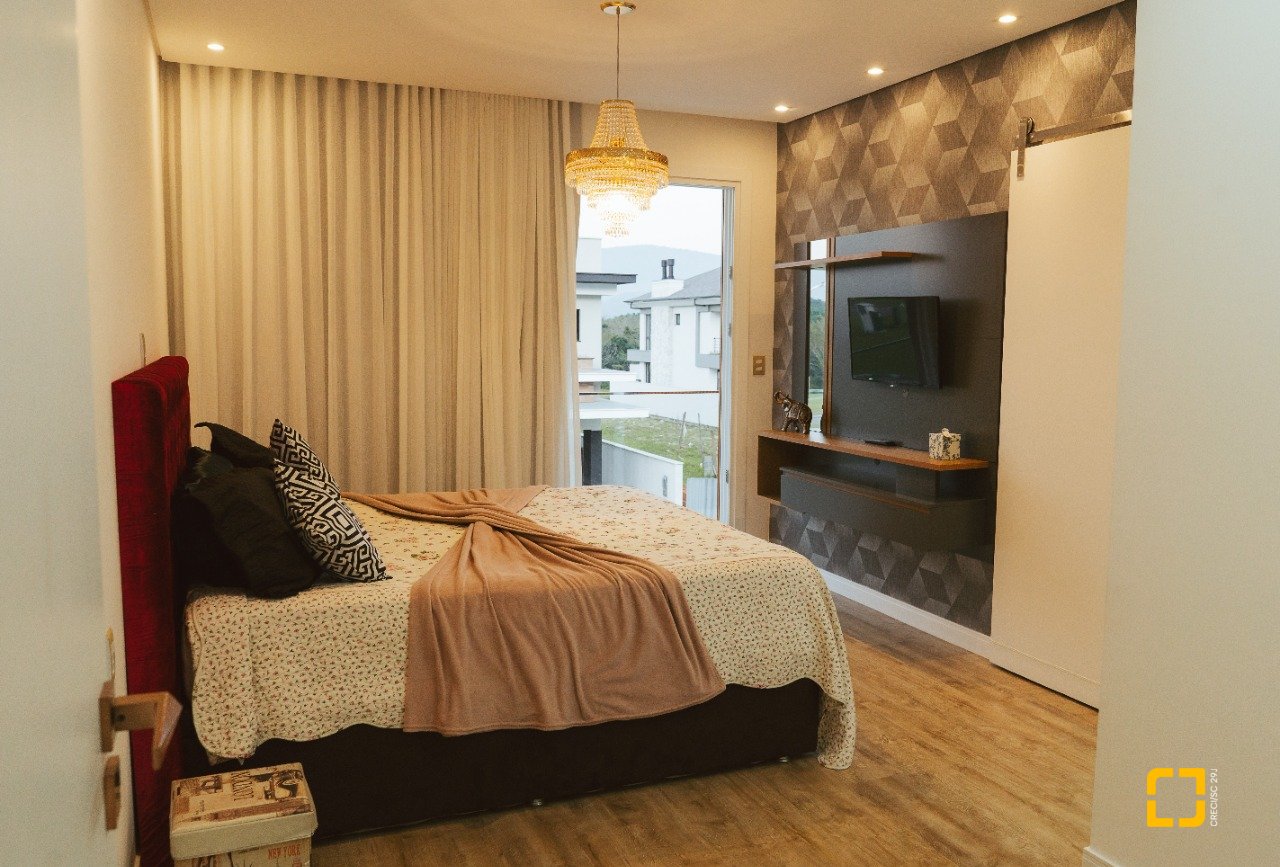 Casa de Condomínio com 411m², 5 quartos (sendo 4 suítes), 2 garagens, no bairro Ratones em Florianópolis