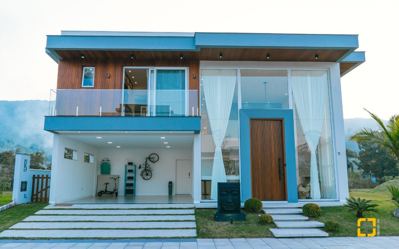 Casa de Condomínio com 411m², 5 quartos (sendo 4 suítes), 2 garagens, no bairro Ratones em Florianópolis