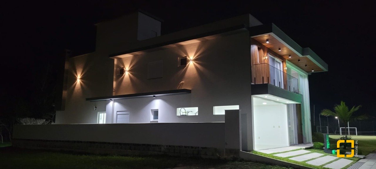 Casa de Condomínio com 411m², 5 quartos (sendo 4 suítes), 2 garagens, no bairro Ratones em Florianópolis