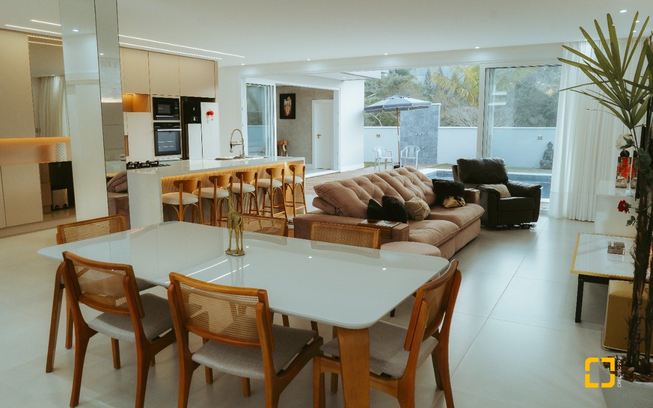 Casa de Condomínio com 411m², 5 quartos (sendo 4 suítes), 2 garagens, no bairro Ratones em Florianópolis