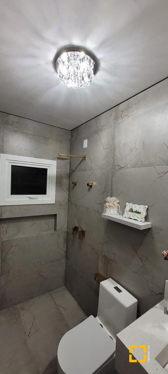 Casa de Condomínio com 411m², 5 quartos (sendo 4 suítes), 2 garagens, no bairro Ratones em Florianópolis