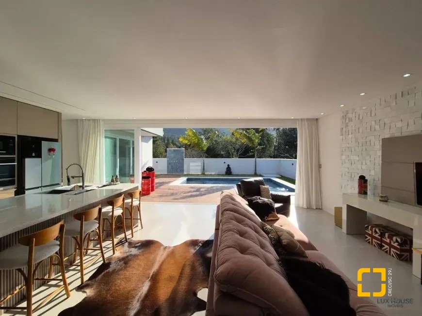 Casa de Condomínio com 411m², 5 quartos (sendo 4 suítes), 2 garagens, no bairro Ratones em Florianópolis