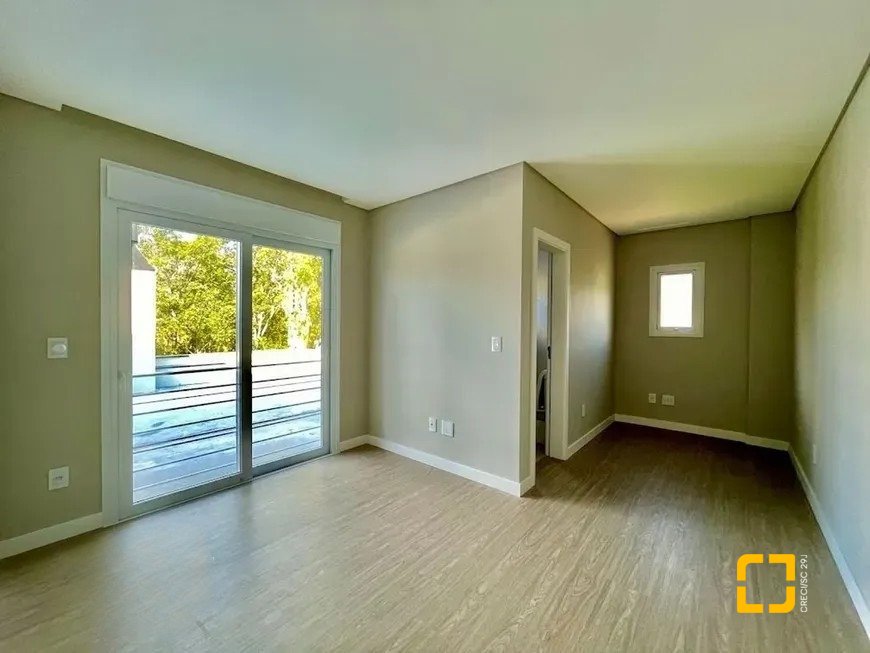 Casa de Condomínio com 266m², 4 quartos (sendo 3 suítes), 2 garagens, no bairro Ratones em Florianópolis