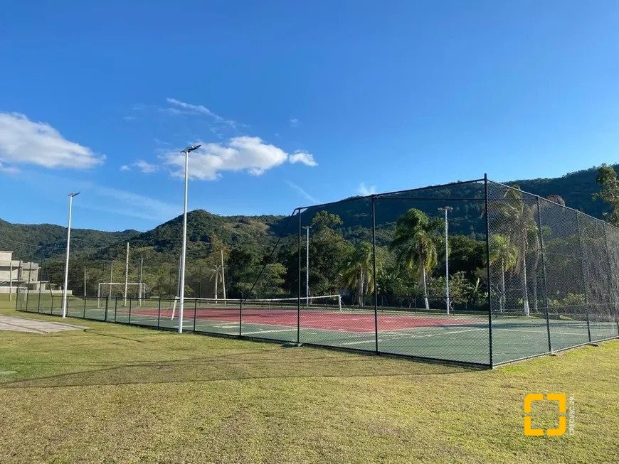 Casa de Condomínio com 266m², 4 quartos (sendo 3 suítes), 2 garagens, no bairro Ratones em Florianópolis