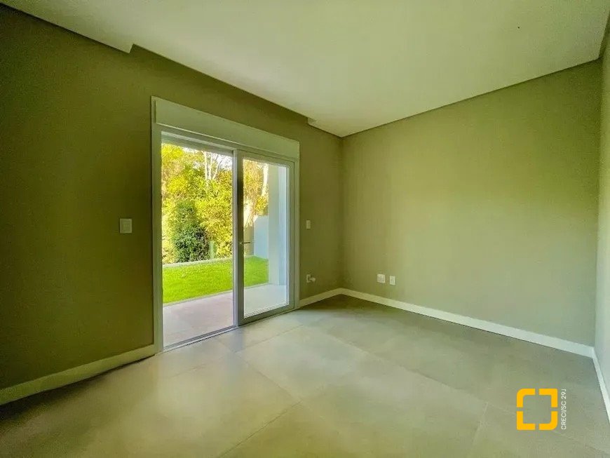 Casa de Condomínio com 266m², 4 quartos (sendo 3 suítes), 2 garagens, no bairro Ratones em Florianópolis