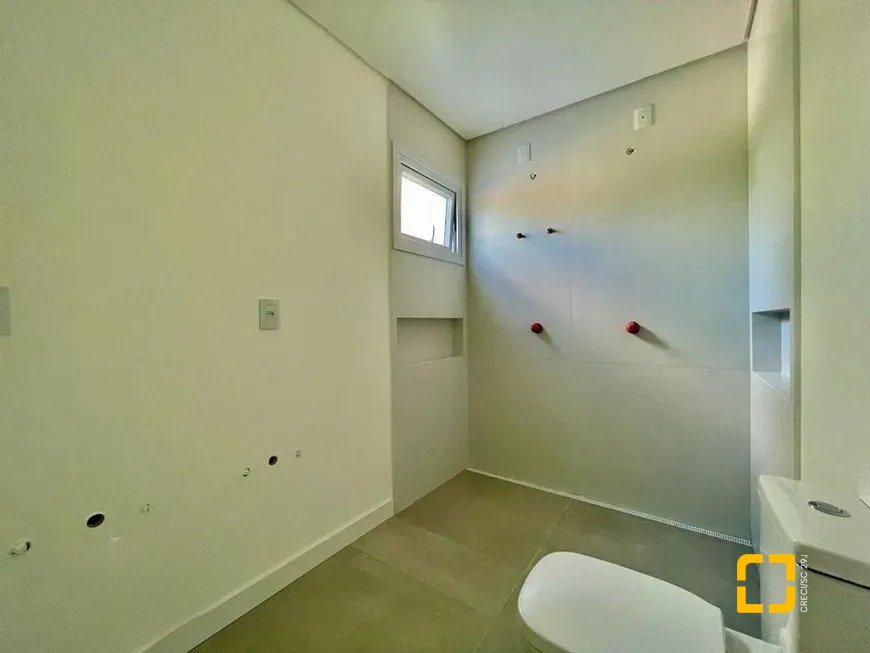 Casa de Condomínio com 266m², 4 quartos (sendo 3 suítes), 2 garagens, no bairro Ratones em Florianópolis